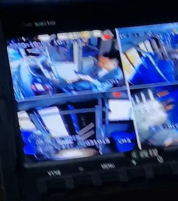 武陵園風(fēng)景區(qū)調(diào)試大巴洗車(chē)機(jī)