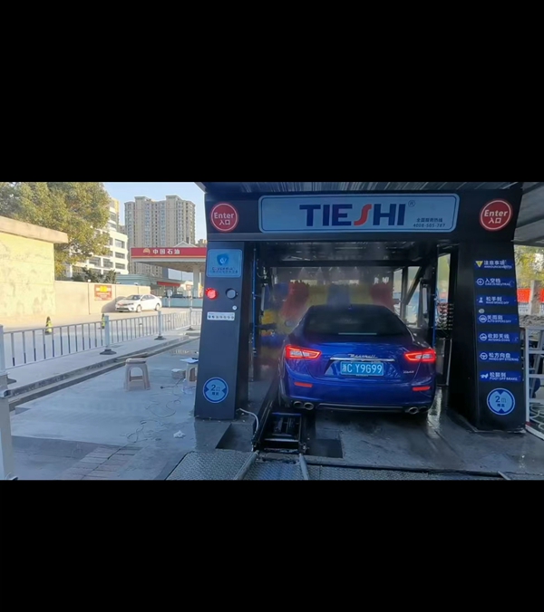 現(xiàn)場(chǎng)拍攝連續(xù)式隧道機(jī)洗車(chē)